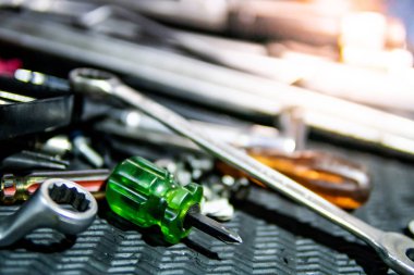 Araba tamir garajında tornavida ve anahtar