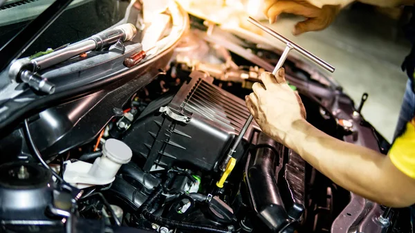 Auto mecânico mão fixação carro motor na garagem — Fotografia de Stock