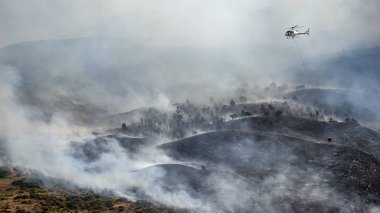 İtfaiye helikopteri orman yangınına su bıraktı