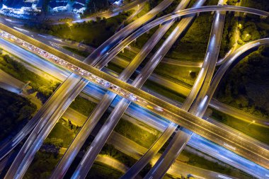 Gece yol kavşağı havadan görünümü