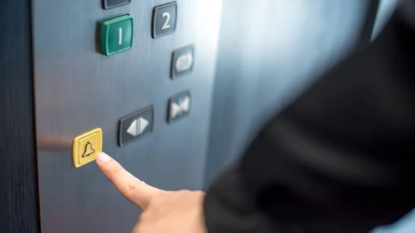 Mano masculina presionando el botón de emergencia en ascensor —  Fotos de Stock