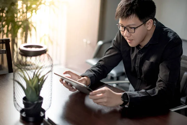 Ázsiai üzletember digitális táblagép az irodában — Stock Fotó