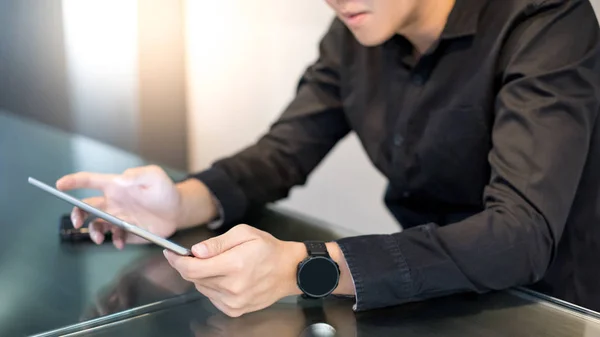 Asiatischer Geschäftsmann nutzt digitales Tablet im Büro — Stockfoto