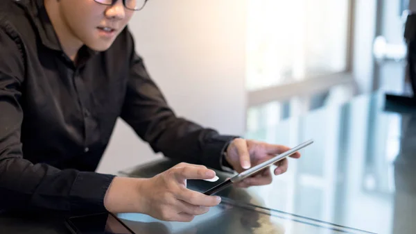 Un om de afaceri asiatic folosește tabletă digitală la birou — Fotografie, imagine de stoc