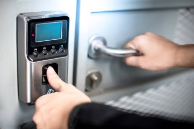 Güvenlik kapısını açmak için parmak izi taranıyor