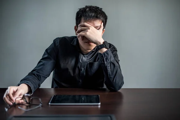 Азиатский бизнесмен чувствует стресс в зале заседаний — стоковое фото