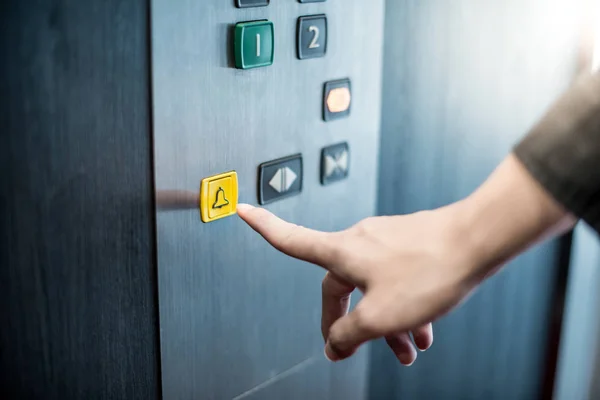 엘리베이터에서 비상 버튼을 누르는 남성 손 — 스톡 사진