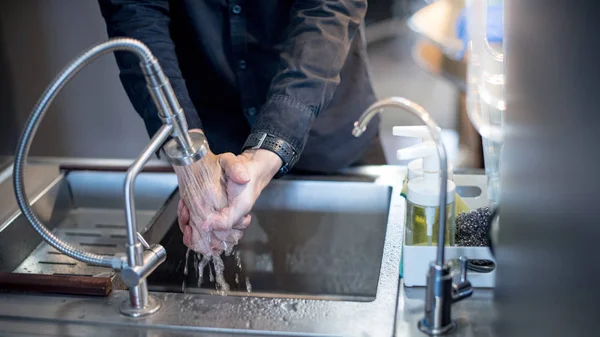 Lavar a mão na pia da cozinha — Fotografia de Stock