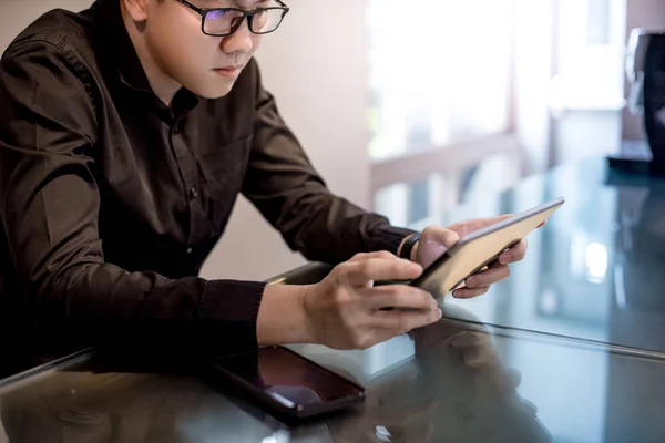 Empresário asiático usando tablet digital no escritório — Fotografia de Stock