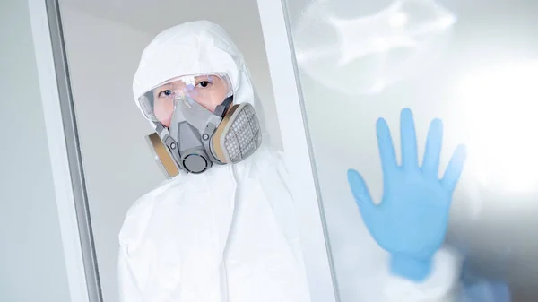 Wetenschapper Viroloog Man Draagt Biohazard Chemische Beschermende Pak Bril Masker — Stockfoto