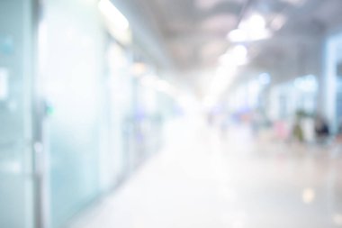 Bulanık alışveriş merkezi koridoru. Mağazadaki perakende ve salon içi bulanık. İş konsepti için odaklanmış bokeh etkisi arka planı veya arkaplanı.