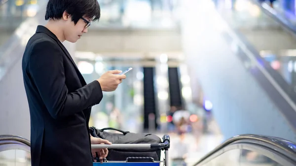 Forretningsreise Konsept Smart Asiatisk Forretningsmann Formell Dress Med Smarttelefon Flyselskap – stockfoto