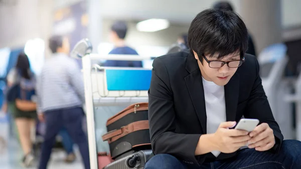 Forretningsreise Konsept Smart Asiatisk Forretningsmann Formell Dress Med Smarttelefon Flyselskap – stockfoto