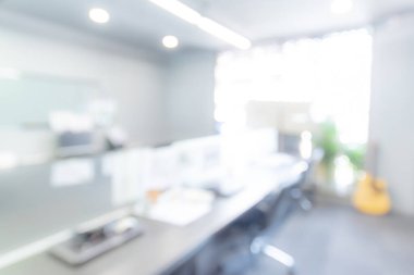 Soyut bulanık ofis koridoru iç odası. Çalışma alanında bulanık koridor. Odaklanamama etkisi var. İş konseptinde arkaplan ya da arkaplan olarak kullan