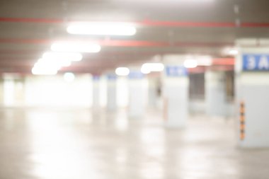 Bulanık araba parkı ya da otopark. Ulaşım kavramı için odaklanmış arkaplan veya arkaplan