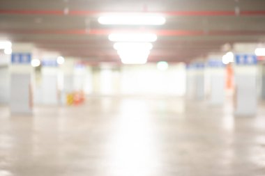 Bulanık araba parkı ya da otopark. Ulaşım kavramı için odaklanmış arkaplan veya arkaplan