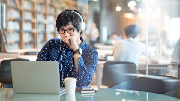 Homem Negócios Asiático Inteligente Com Óculos Fones Ouvido Ouvindo Música — Fotografia de Stock