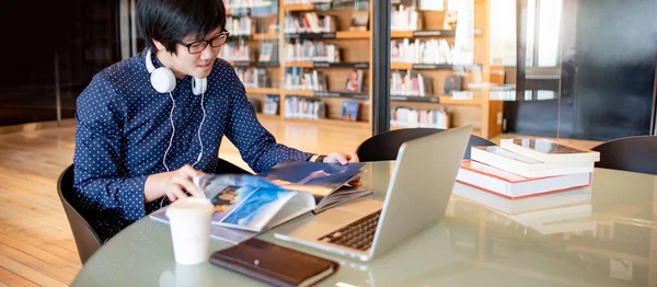 Jovem Asiático Estudante Universitário Ler Livro Enquanto Trabalhava Com Computador — Fotografia de Stock