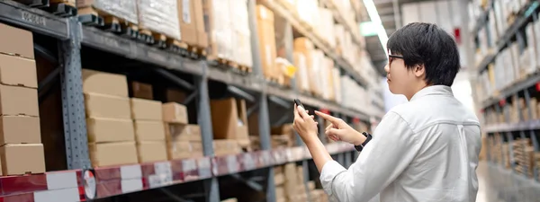 Hombre Asiático Comprador Pie Pasillo Inventario Almacén Verificación Lista Compras — Foto de Stock