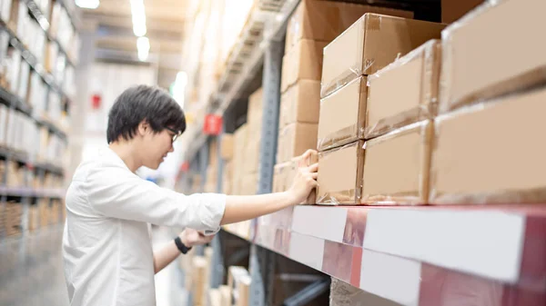 Ung Asiatisk Shopper Man Plocka Kartong Paket Från Produkthyllan Lager — Stockfoto