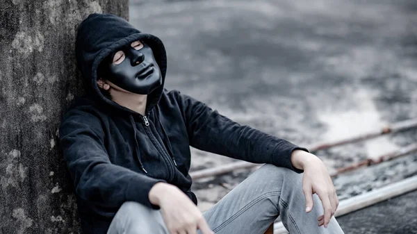 Homem Misterioso Máscara Preta Com Casaco Capuz Sentado Prédio Abandonado — Fotografia de Stock