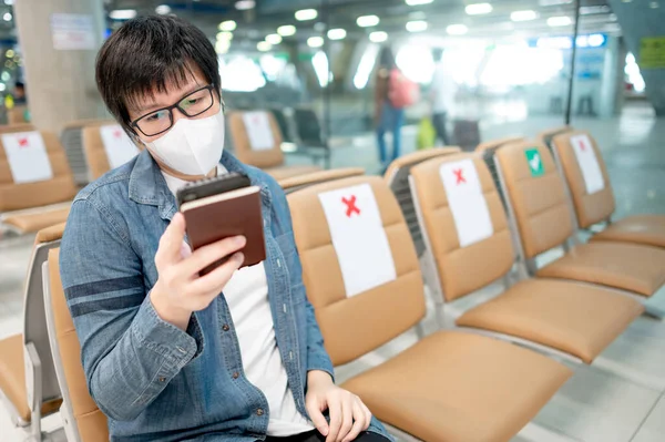 Aziatische Man Toerist Draagt Beschermende Gezichtsmasker Met Behulp Van Smartphone — Stockfoto