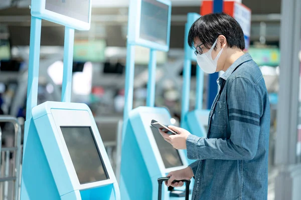 Aasialainen Mies Turisti Yllään Kasvonaamio Käyttäen Self Check Kioski Lentokentän — kuvapankkivalokuva