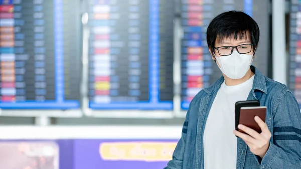 Asian Man Tourist Wearing Face Mask Holding Smartphone Passport Arrival — Stock Photo, Image