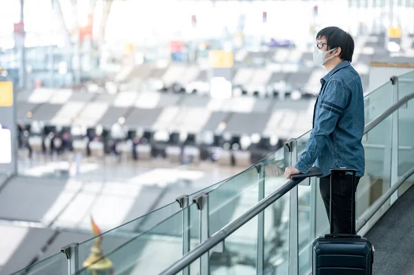 Ασιάτης Τουρίστας Βαλίτσα Αποσκευές Φορώντας Μάσκα Προσώπου Περιμένει Στο Αεροδρόμιο — Φωτογραφία Αρχείου