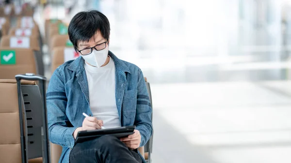 Aziatische Man Toerist Met Koffer Bagage Dragen Gezichtsmasker Met Behulp — Stockfoto