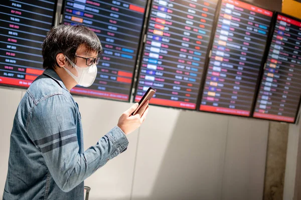 Aziatische Man Toeristische Dragen Gezichtsmasker Controleren Vlucht Vanaf Aankomst Vertrekbord — Stockfoto