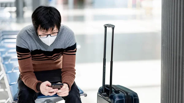 가방을 아시아 터미널에서 스마트폰을 마스크를 코로나 바이러스 Covid 여행시 세계적 — 스톡 사진