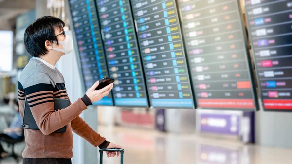 Asian Man Tourist Wearing Face Mask Checking Flight Arrival Departure — Stock Photo, Image