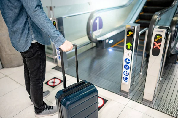 Ταξιδιωτική Ασφάλεια Άνδρας Τουρίστας Που Μεταφέρουν Αποσκευές Βαλίτσα Κυλιόμενες Σκάλες — Φωτογραφία Αρχείου