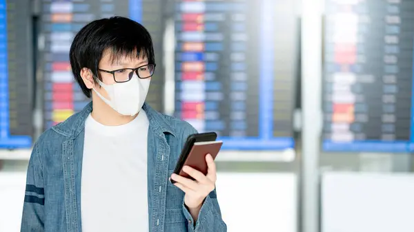 Aziatische Man Toerist Draagt Gezichtsmasker Met Smartphone Paspoort Bij Aankomst — Stockfoto