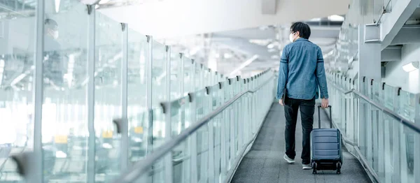 Asiatisk Man Turist Bär Ansiktsmask Bärande Resväska Bagage Promenader Flygplatsen — Stockfoto