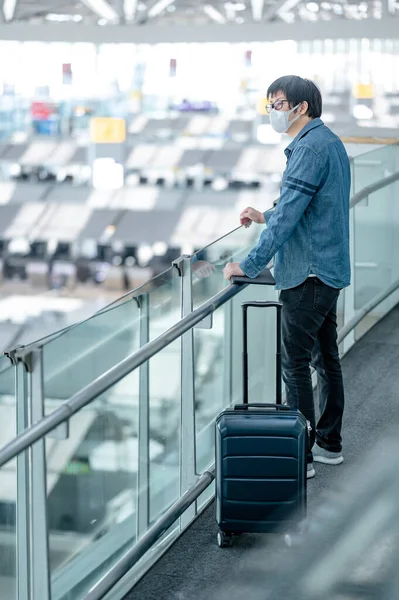 Ασιάτης Τουρίστας Βαλίτσα Αποσκευές Φορώντας Μάσκα Προσώπου Περιμένει Στο Αεροδρόμιο — Φωτογραφία Αρχείου