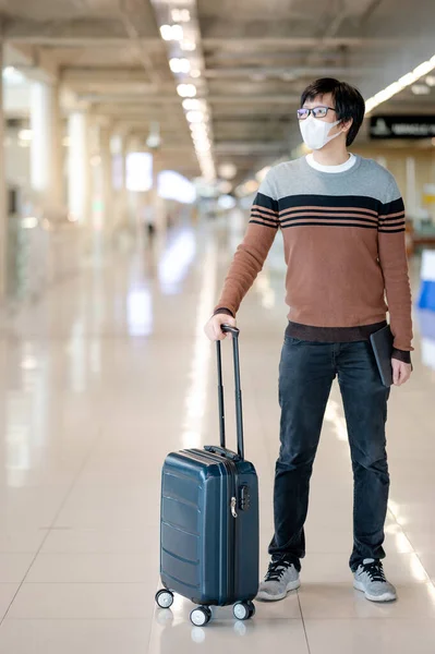 Ασιάτης Τουρίστας Φορώντας Μάσκα Προσώπου Μεταφέρουν Αποσκευές Βαλίτσα Περιμένει Για — Φωτογραφία Αρχείου