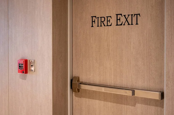 Fából Készült Vészkijárati Ajtó Tűzjelzővel Telefonemelővel Tűzoltóknak Irodaházban Tűzoltó Figyelmeztető — Stock Fotó