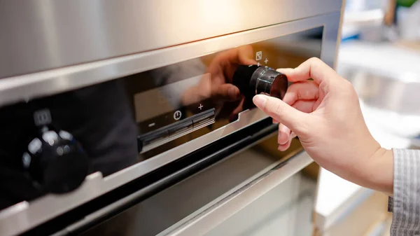 Tangan Pria Memutar Kenop Suhu Oven Modern Showroom Dapur Membeli — Stok Foto