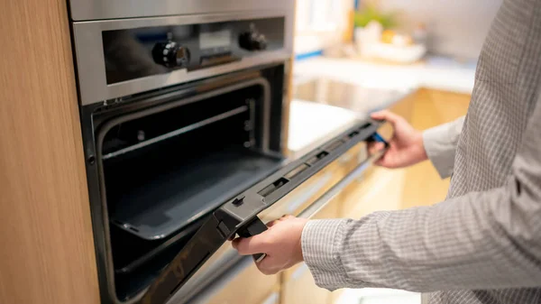 Mannelijke Hand Open Oven Deur Keuken Showroom Kooktoestel Kopen Voor — Stockfoto