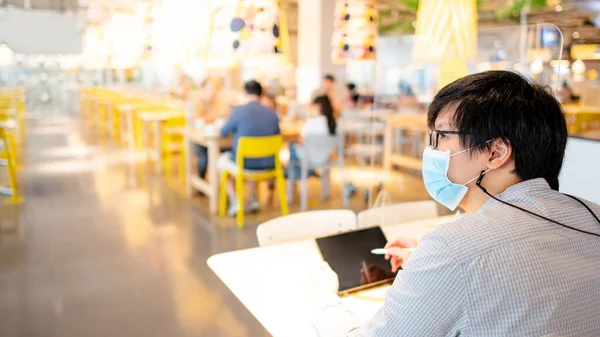 Homem Asiático Usando Máscara Facial Trabalhando Com Tablet Digital Sentado — Fotografia de Stock