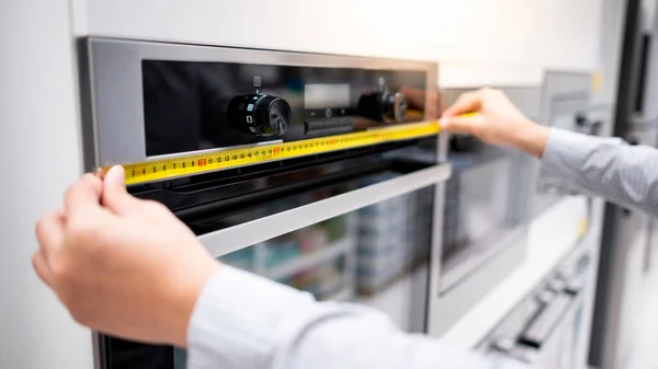 Mannelijke Interieur Ontwerper Hand Met Behulp Van Tape Maatregel Oven — Stockfoto