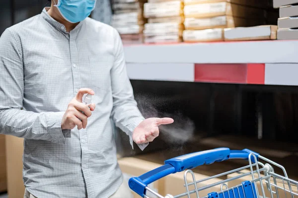 Mano Limpiadora Con Spray Desinfectante Hombre Asiático Rociando Alcohol Para — Foto de Stock