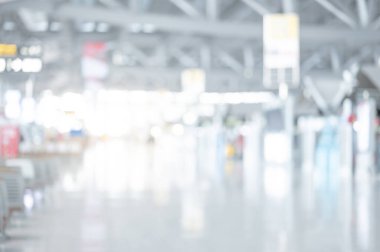 Bulanık havaalanı terminali soyut. Ulaşım binasının iç kısmı bulanık. Seyahat endüstrisi konsepti için odak dışı etki arka planı veya arkaplan.