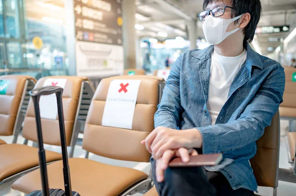 Turista Asiático Con Máscara Protectora Sentada Con Equipaje Maleta Terminal — Foto de Stock