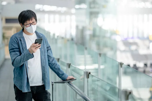 Aziatische Man Toerist Met Koffer Bagage Dragen Gezichtsmasker Met Behulp — Stockfoto