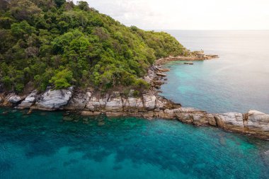 Koh Racha Noi ya da Racha Noi Adası 'nın havadan görünüşü, Andaman Denizi' nde kıyı boyunca turkuaz berrak suları olan güzel bir tropikal ada. Tayland, Phuket 'te yaz tatili için popüler bir yer..