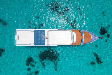 Turkuaz berrak su üzerinde demirleyen tüplü dalış teknesinin ya da eğlence gemisinin havadan görüntüsü Racha Adası 'nda ya da Koh Racha' da, yaz tatili için popüler bir durak.