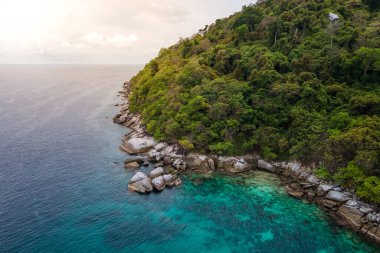 Koh Racha Noi ya da Racha Noi Adası 'nın havadan görünüşü, Andaman Denizi' nde kıyı boyunca turkuaz berrak suları olan güzel bir tropikal ada. Tayland, Phuket 'te yaz tatili için popüler bir yer..